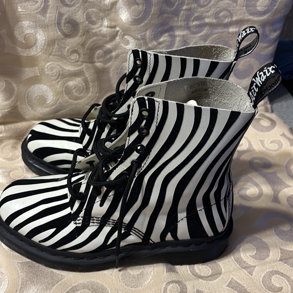 Dr. Martens zebra print boots size 7 - Picture 5 of 7